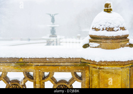 USA, New York, New York City, Central Park, Bethesda-Brunnen im Winter mit Schnee bedeckt Stockfoto