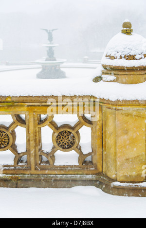 USA, New York, New York City, Central Park, Bethesda-Brunnen im Winter mit Schnee bedeckt Stockfoto