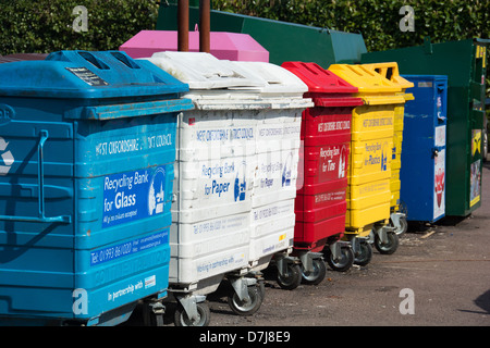 Eine öffentliche recycling Bank mit farbkodierten Lagerplätze für verschiedene Materialien (Glas, Papier, Blech, Kunststoff). UK, 2013. Stockfoto