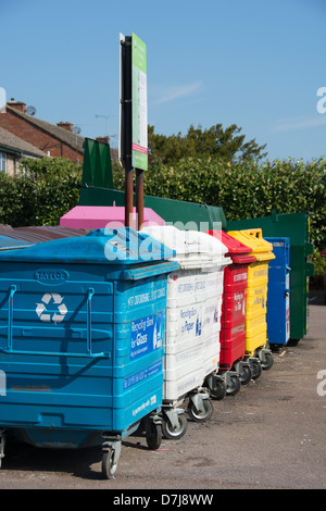 Eine öffentliche recycling Bank mit farbkodierten Lagerplätze für verschiedene Materialien (Glas, Papier, Blech, Kunststoff). UK, 2013. Stockfoto