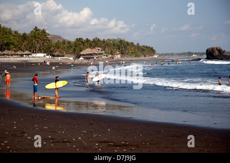 Playa El Tunco, eine lebendige Surf und Badeort auf El Salvador Pacific Coast in der Nähe von San Salvador. Stockfoto