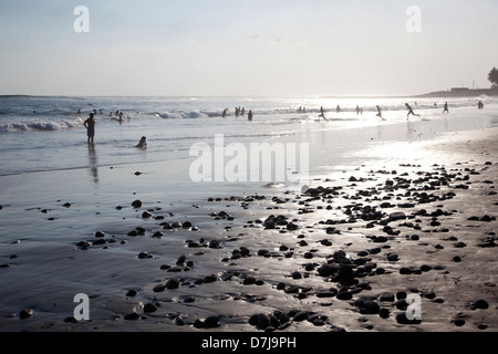 Playa El Tunco, eine lebendige Surf und Badeort auf El Salvador Pacific Coast in der Nähe von San Salvador. Stockfoto