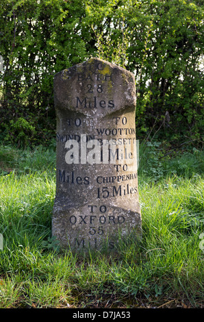 Eine alte steinerne Meilenstein in der Nähe von Royal Wootton Bassett, Wiltshire, England Stockfoto