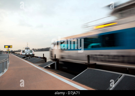 Fährverbindung zwischen Dordrecht En Zwijndrecht, Niederlande Stockfoto