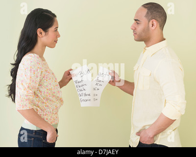 Junges Paar Streit Haushaltsbudget Stockfoto