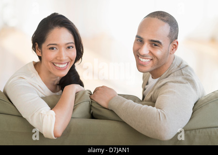 Porträt des jungen Paares auf couch Stockfoto