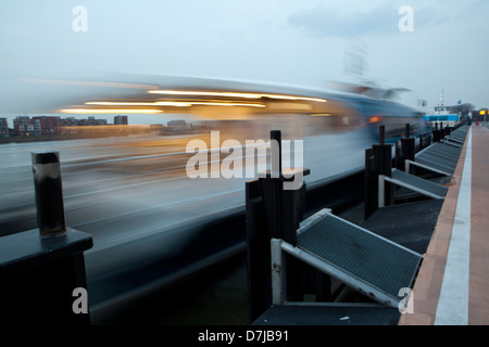 Fährverbindung zwischen Dordrecht En Zwijndrecht, Niederlande Stockfoto