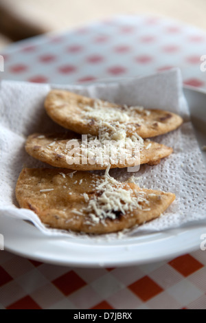 Pupusas in Playa El Tunco, eine lebendige Surf und Badeort auf El Salvador Pacific Coast in der Nähe von San Salvador. Stockfoto