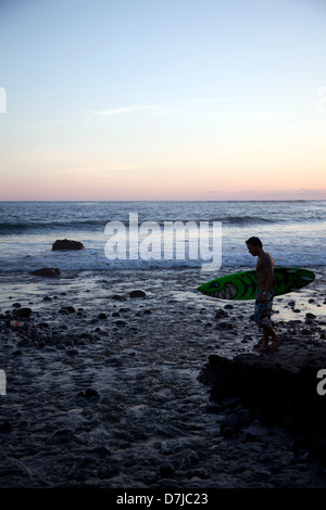 Playa El Tunco, eine lebendige Surf und Badeort auf El Salvador Pacific Coast in der Nähe von San Salvador. Stockfoto