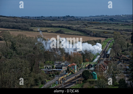 Swanage Dampfeisenbahn Zug verlassen Corfe Castle-Bahnhof auf dem Weg nach Swanage gesehen von Corfe Castle Stockfoto