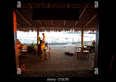 Playa El Tunco, eine lebendige Surf und Badeort auf El Salvador Pacific Coast in der Nähe von San Salvador. Stockfoto