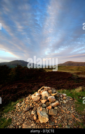 Sonnenuntergang über Walla Crag, Nationalpark Lake District, Cumbria County, England, UK Walla Crag ist eines der 214 Wainwright Fells. Stockfoto