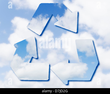 Recycling-Zeichen am bewölkten Himmel Stockfoto