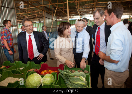 Niederländische Minister Lilanne Ploumen (Entwicklungshilfe) besucht eine niederländische Farm außerhalb Addid Abbeba, Äthiopien. Stockfoto