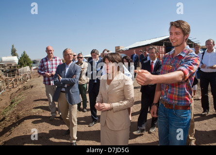 Niederländische Minister Lilanne Ploumen (Entwicklungshilfe) besucht eine niederländische Farm außerhalb Addid Abbeba, Äthiopien. Stockfoto