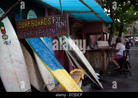 Playa El Tunco, eine lebendige Surf und Badeort auf El Salvador Pacific Coast in der Nähe von San Salvador. Stockfoto