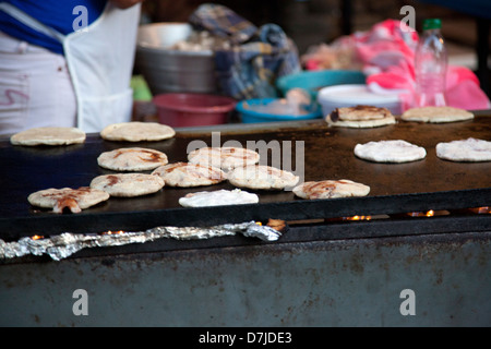 Pupusas in Playa El Tunco, eine lebendige Surf und Badeort auf El Salvador Pacific Coast in der Nähe von San Salvador. Stockfoto