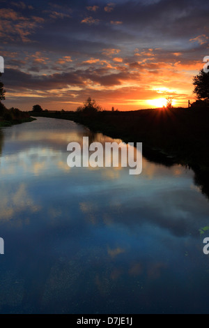 Abtropfen Sie Herbst Sonnenaufgang über Fenland Wasserstraße, Cambridgeshire, England, Großbritannien, UK Stockfoto