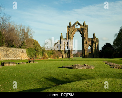 Guisborough Abbey Sonnenlicht Gelände Bäume Schatten. blauer Himmel Stockfoto