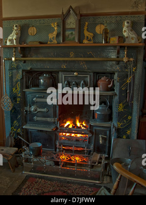 alten offenen Kamin, alte altmodisch, Ornamente, alte altmodische clock.ironwork,chair,oven,pans,pots,kettles Stockfoto