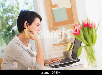 Reife Frau macht Online-shopping Stockfoto