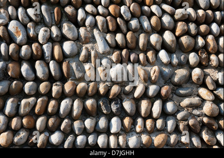 Ausschnitt aus einem Feuerstein gepflasterten Wand mit Seitenlicht gegeben gute Textur.  Könnte als Hintergrundbild verwendet werden. Stockfoto