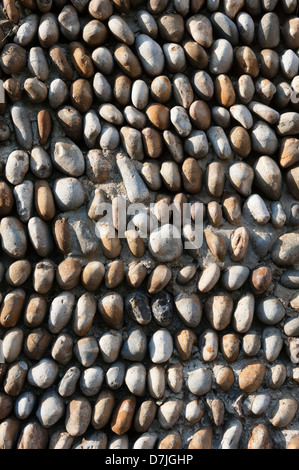 Ausschnitt aus einem Feuerstein gepflasterten Wand mit Seitenlicht gegeben gute Textur.  Könnte als Hintergrundbild verwendet werden. Stockfoto