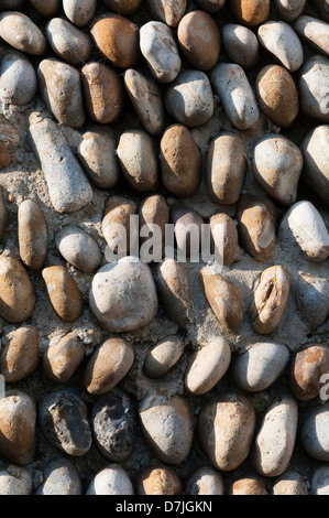 Ausschnitt aus einem Feuerstein gepflasterten Wand mit Seitenlicht gegeben gute Textur.  Könnte als Hintergrundbild verwendet werden. Stockfoto