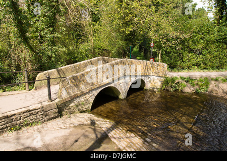 Die Packhorse Bridge und ford in Bide Brook, Lacock in Wiltshire England Stockfoto