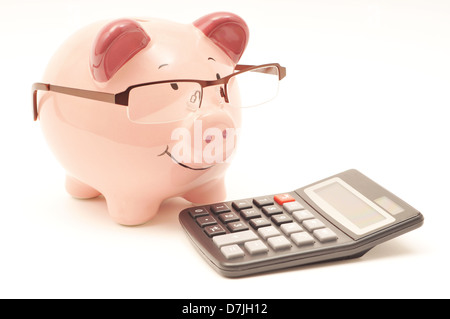 Lächelnden rosa Sparschwein mit Brille mit einem Taschenrechner vor. Stockfoto