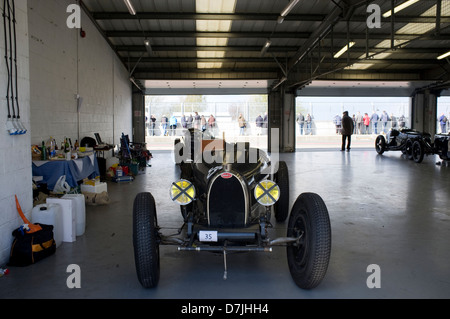 Vintage Bugatti Autos an der vscc Spring Start Event in Silverstone, Northamptonshire, England, UK. Stockfoto