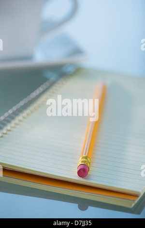 Studio Shot spiralgebundene Notizbuch und Stift Stockfoto