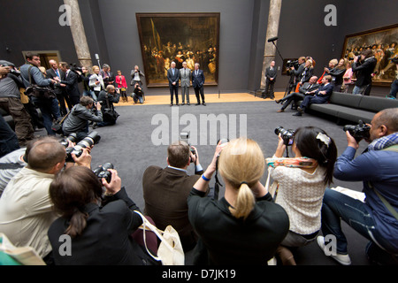 Drei Architekten bei der Eröffnung des Rijksmuseum in amsterdam Stockfoto