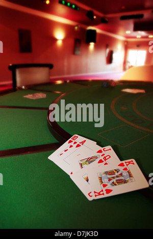 grüne Casino-Tisch mit einer Hand einen Royal Flush in einem Pokerspiel Stockfoto