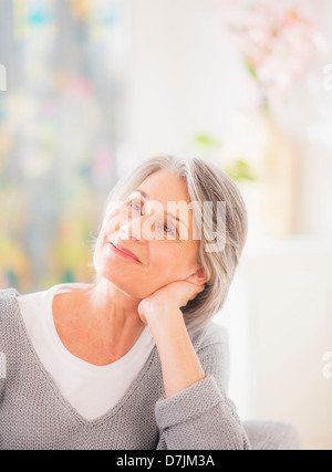 Porträt der Frau auf dem Sofa entspannen Stockfoto