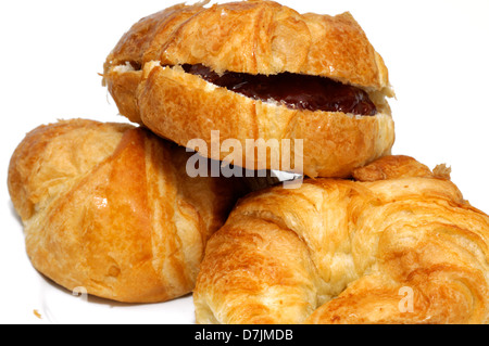 Bio Croissants mit Bio-Erdbeer-Marmelade Stockfoto