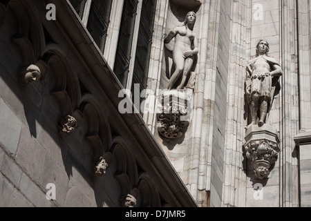 Weißer Marmor-Statuen an der Fassade einer Kirche Stockfoto