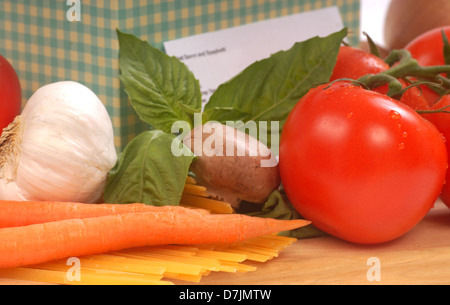 Rezept-Box und die Zutaten für frische Spaghetti und sauce Stockfoto