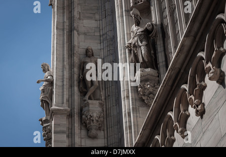 Weißer Marmor-Statuen an der Fassade einer Kirche Stockfoto