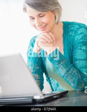 Porträt der Frau sitzt vor laptop Stockfoto