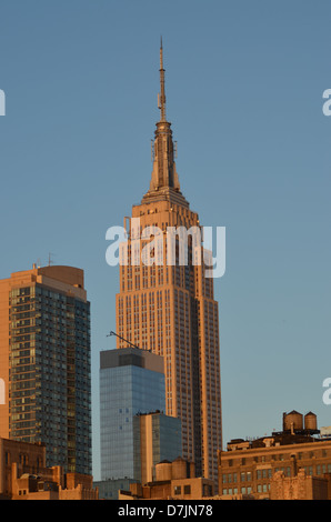 Empire State Building als die Sonne untergeht Stockfoto