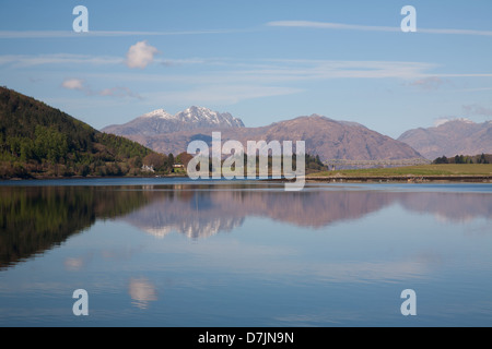 Auf der Suche nach unten Loch Leven die Ballachulish-Brücke und den Bergen von Ardnamurchan in der Ferne Stockfoto