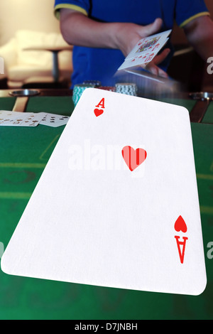 Pokerspieler werfen in Karten mit das Herzass im Vordergrund Stockfoto