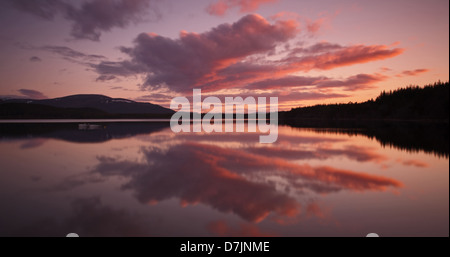 Rosa Wolke Reflexionen, Loch Morlich Cairngorms Stockfoto