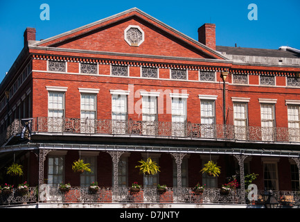 USA, New Orleans, Louisiana, Blick auf traditionelle Gebäude mit Balkon Stockfoto