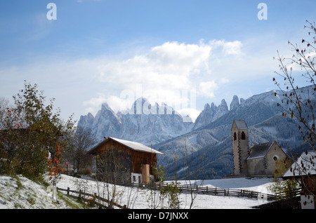 Das Bergdorf und Kirche von St. Jakob (San Giacomo) in der Nähe von St. Magdalena (St. Magdalena) in der Villnosstal in Italien. Stockfoto