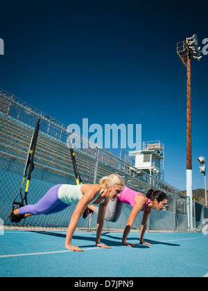 USA, California, Los Angeles, zwei Frauen mit Widerstand Band während des Trainings Stockfoto