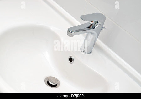 Frisches und sauberes Waschbecken und Chrom Wasserhahn Stockfoto