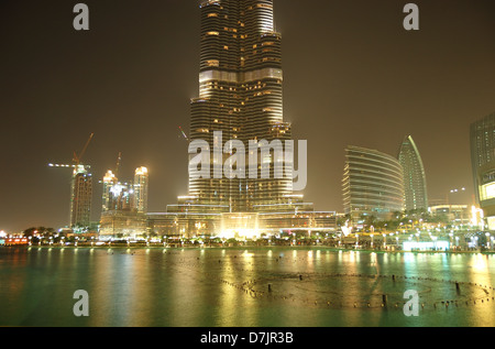 Der Blick auf den Burj Khalifa und künstlich angelegten See. Es ist die weltweit höchste Wolkenkratzer (828m Höhe, 160 Etagen) Stockfoto