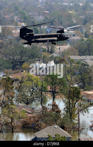 Luftaufnahme des ein Chinook-Hubschrauber mit Sandsäcke Damm Verletzung zu stoppen, die Überschwemmungen durch den Hurrikan Katrina 8. September 2005 in New Orleans, Louisiana zu reparieren Stockfoto